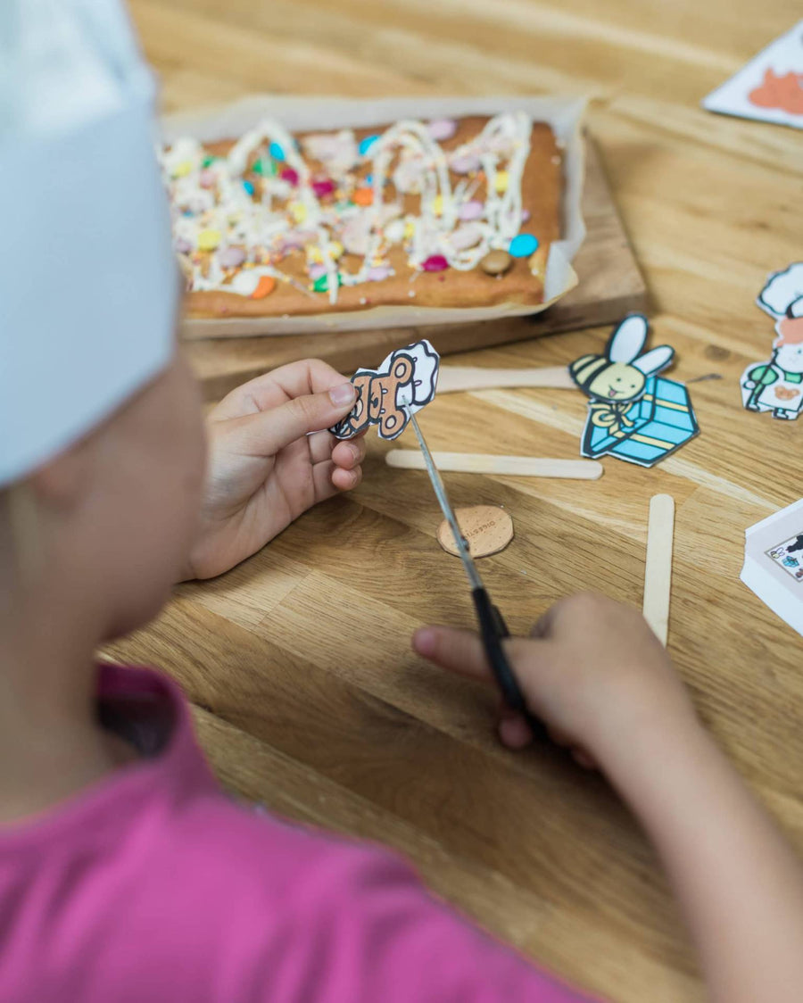Turn Your Baking Kit Box into a Magical Shadow Puppet Theatre!
