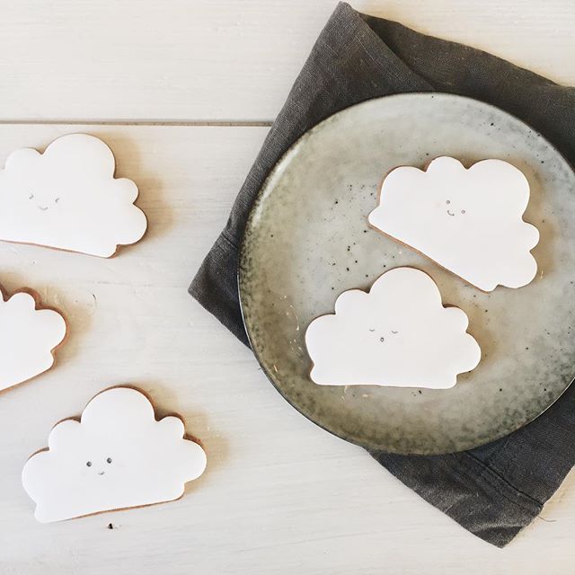 baby shower biscuits, cloud cookies, cloud biscuits, kawaii cloud biscuits, baby shower cookies