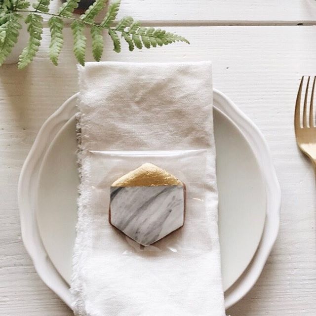 marbled party cookies, gold leaf cookies, marble wedding, marble party, wedding favour cookies