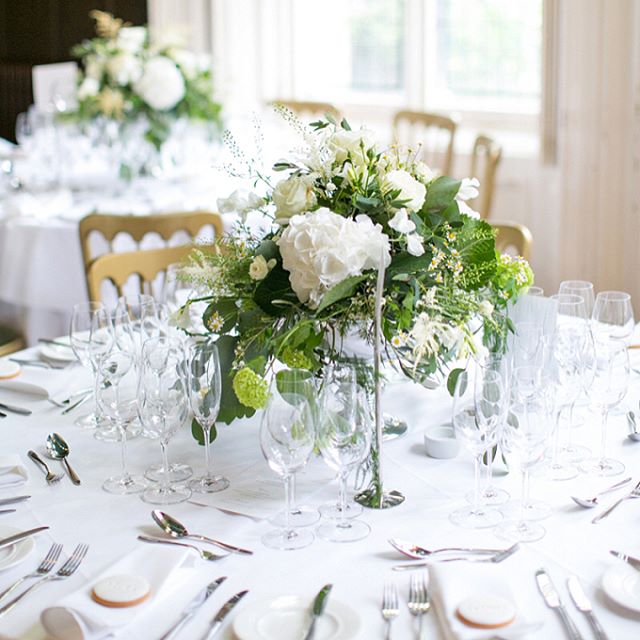 W e d d i n g More of the simply beautiful white wedding we shared yesterday (and trying out the new insta feature!) Photos by @annelimphoto