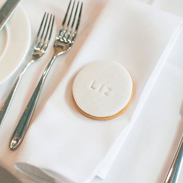 W h i t e Sometimes simple is the best! White is right for this elegant wedding 🏼 Photo by @annelimphoto