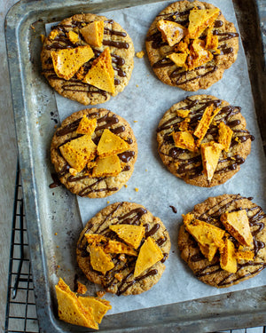 Honeywell Bakes Bakers Club Subscription, Six round cookies topped with chocolate drizzle and caramel honeycomb