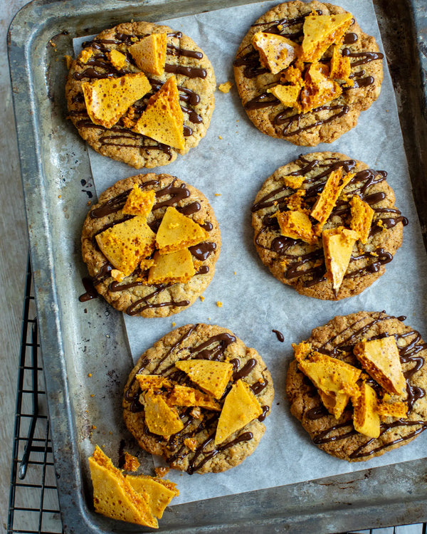 Honeywell Bakes Bakers Club Subscription, Six round cookies topped with chocolate drizzle and caramel honeycomb