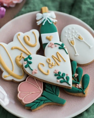 Honeywell Bakes Large Lovely Couple Biscuit Gift Set - Decorative cookies with 'C & M' on a pink plate