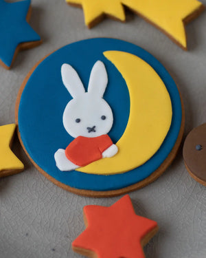 Honeywell Bakes Large Miffy's Dream Biscuit Gift Set - Decorative cookie with a rabbit character on a moon, surrounded by star-shaped cookies.