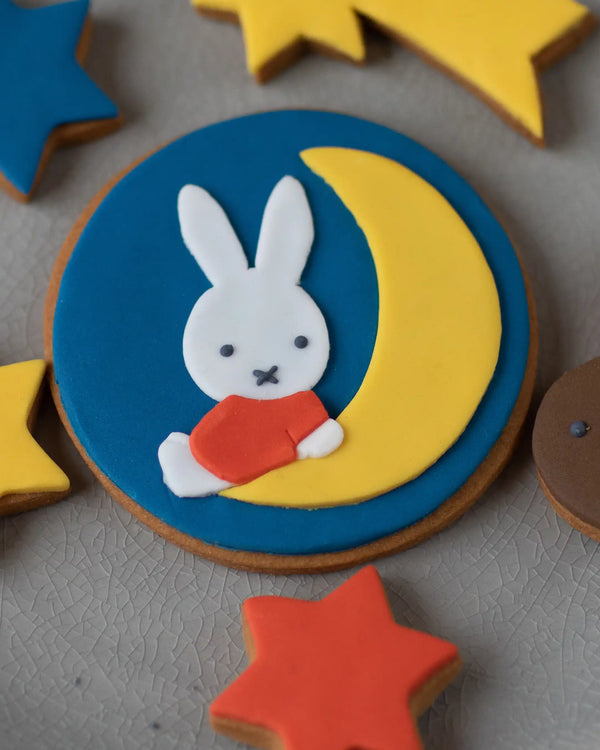 Honeywell Bakes Large Miffy's Dream Biscuit Gift Set - Decorative cookie with a rabbit character on a moon, surrounded by star-shaped cookies.